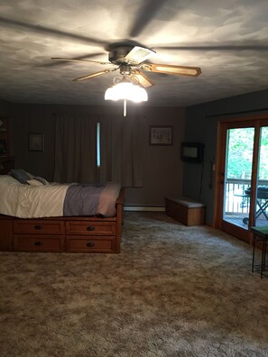 3 bedrooms, WiFi - Beautiful 4000 sf home nestled in woods, 35 minutes from EAA grounds Oshkosh (Neshkoro)