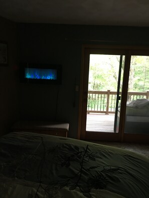 3 bedrooms, WiFi - Beautiful 4000 sf home nestled in woods, 35 minutes from EAA grounds Oshkosh (Neshkoro)