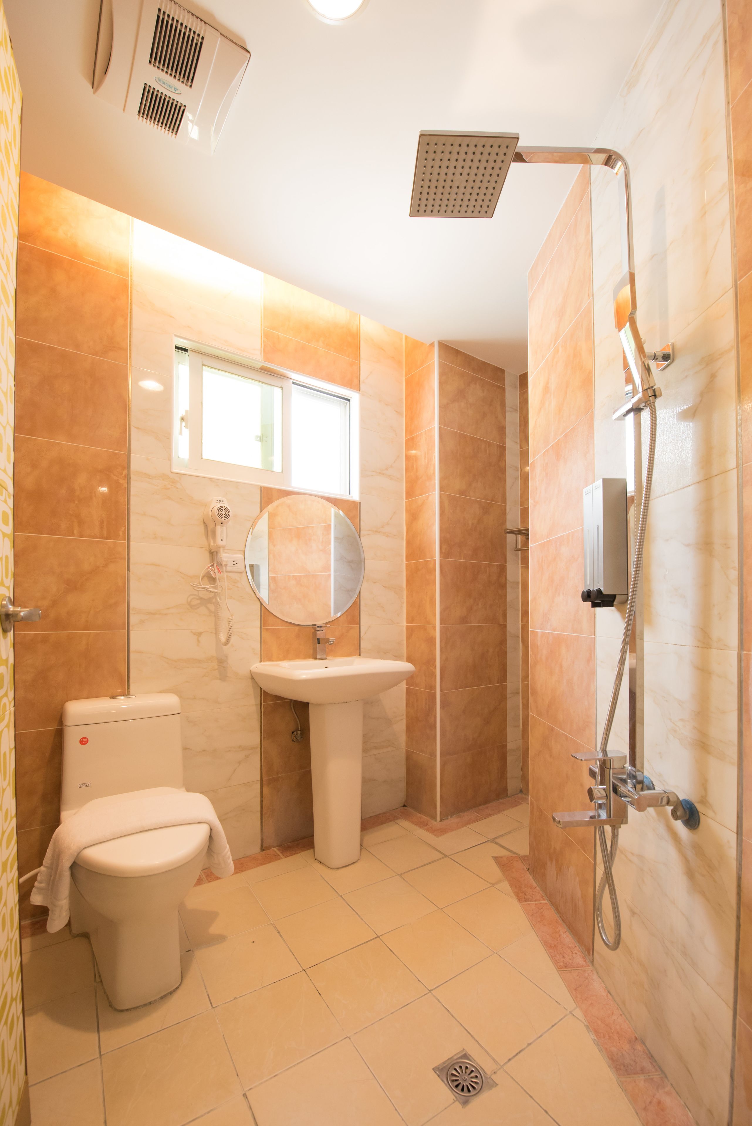 Ein modernes Badezimmer mit Toilette, Waschbecken und Dusche.