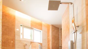 Ein modernes Badezimmer mit Toilette, Waschbecken und Dusche.