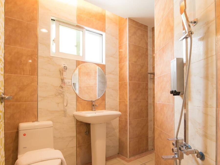 Ein modernes Badezimmer mit Toilette, Waschbecken und Dusche.