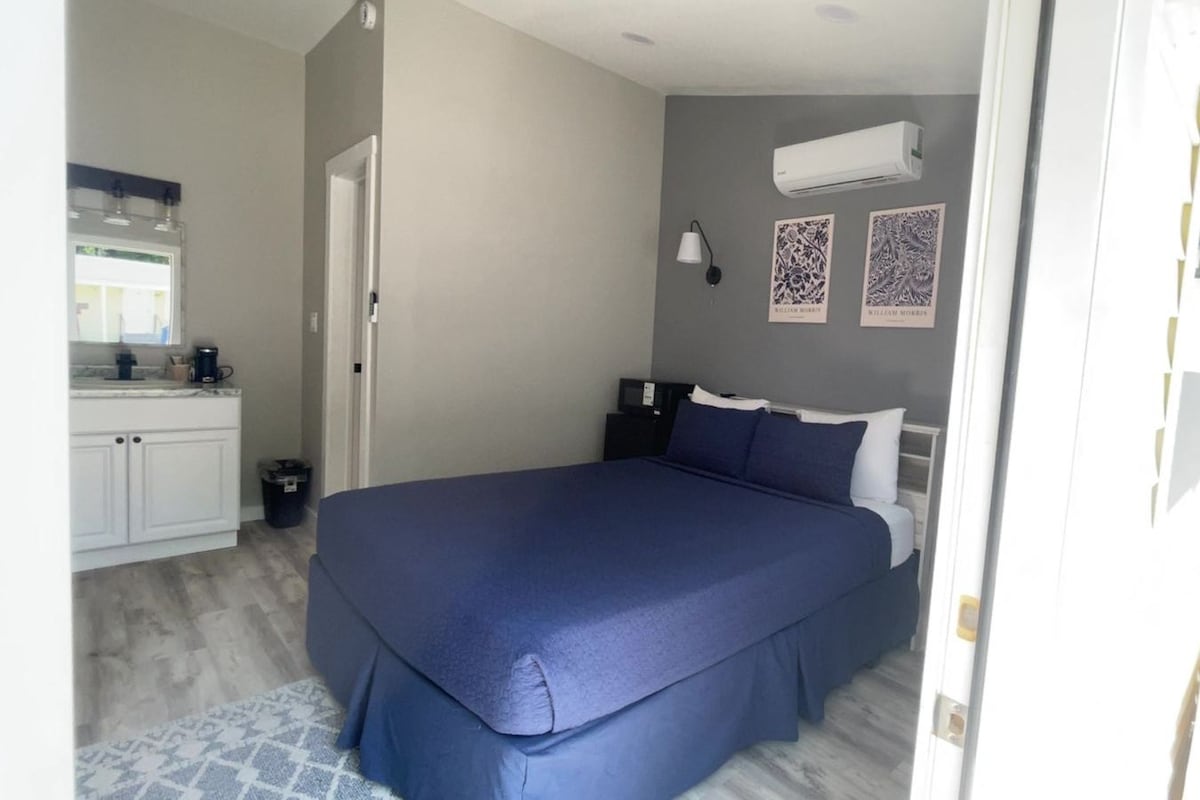 Deluxe Room, 1 Queen Bed, Microwave | WiFi (free), bed sheets