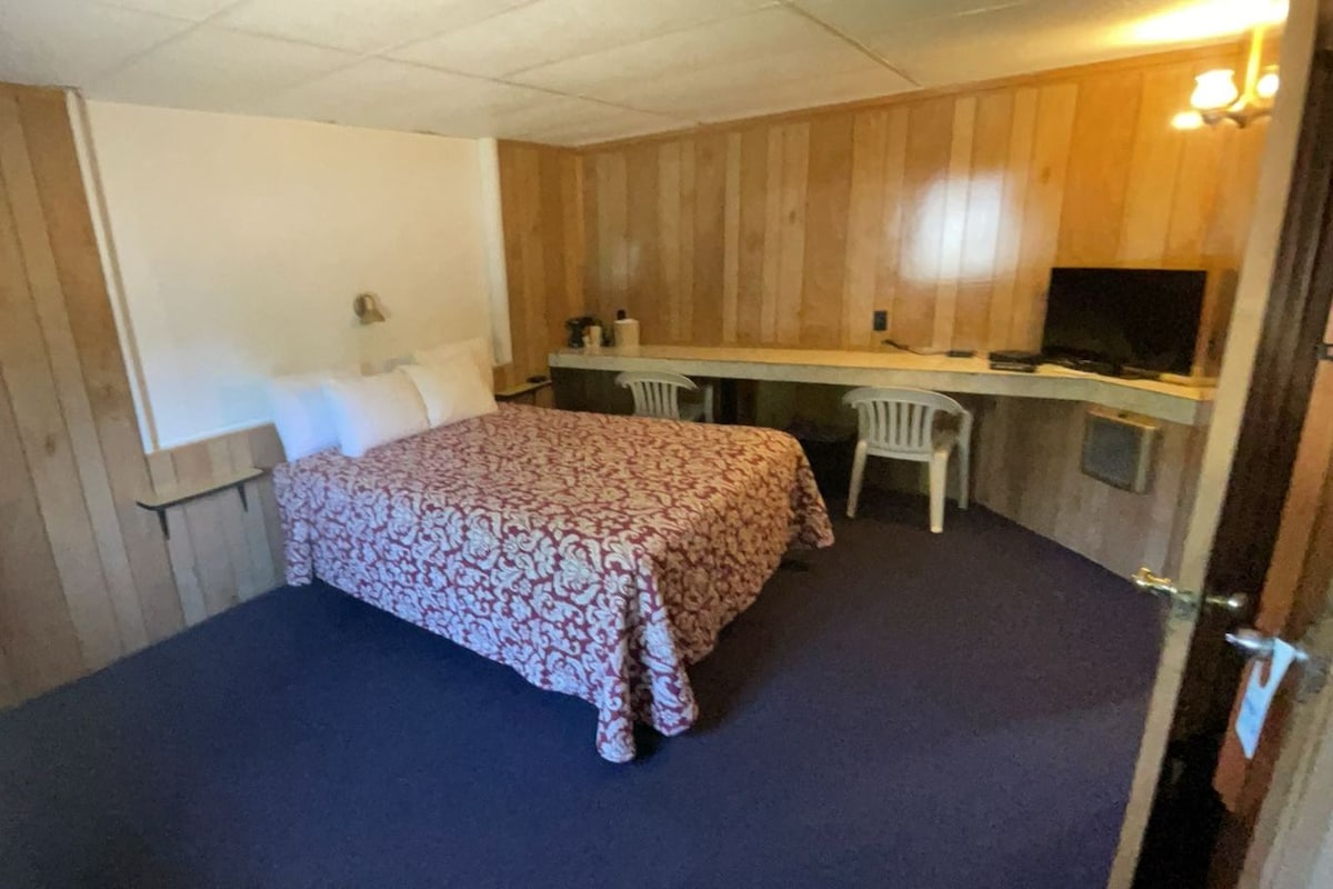 Classic Room, 1 Queen Bed, Non Smoking | WiFi (free), bed sheets