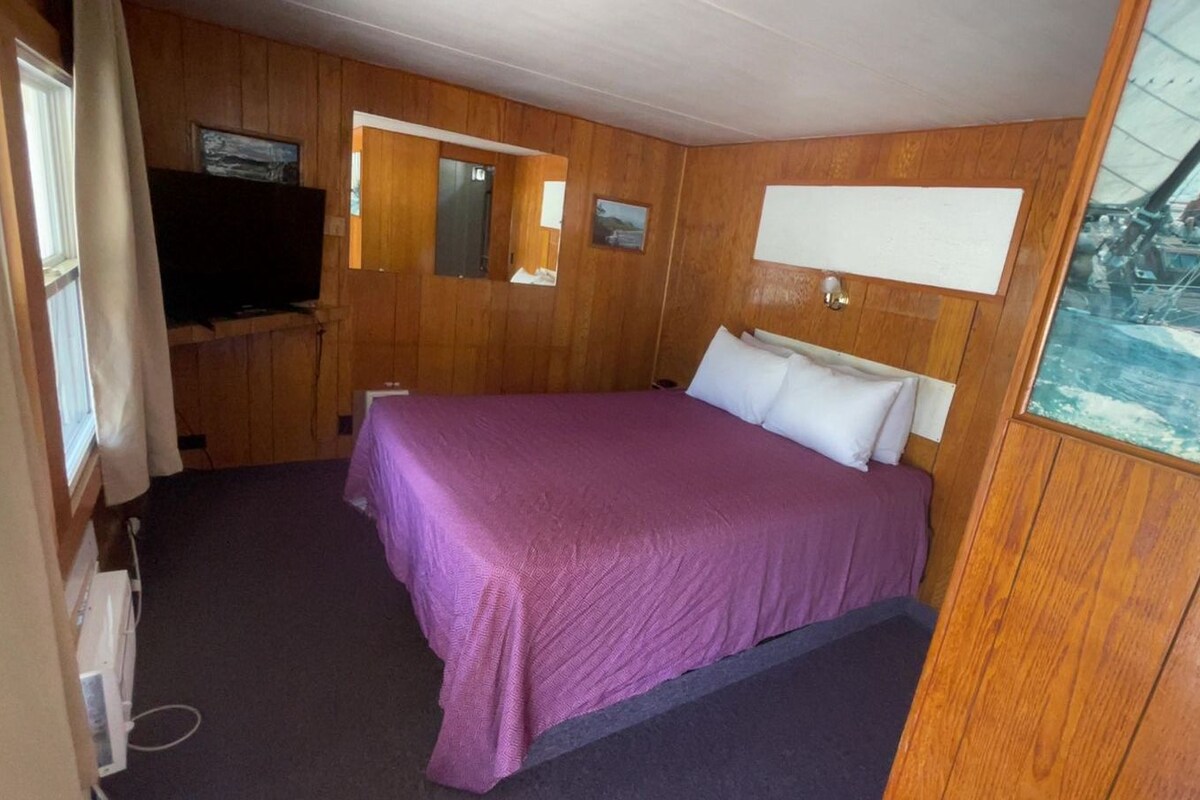 Classic Room, 1 Queen Bed | WiFi (free), bed sheets