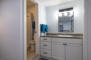 Standard Room, 1 Queen Bed | Free WiFi, bed sheets