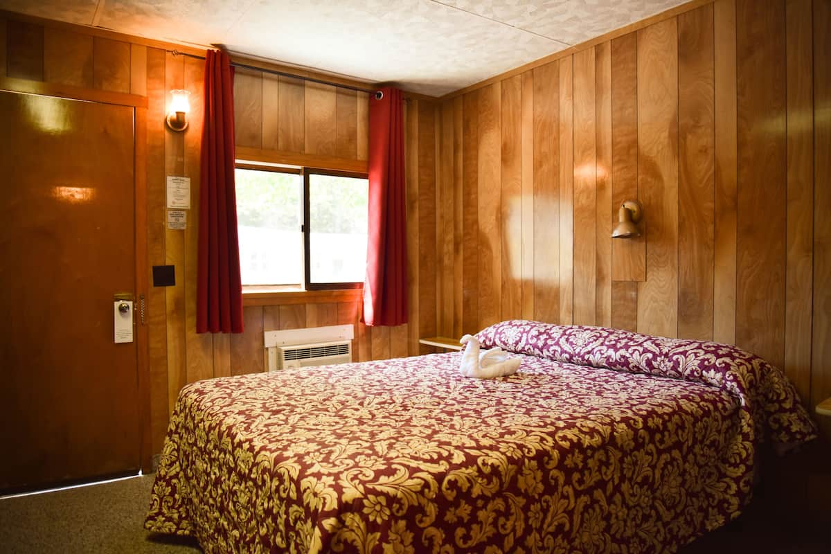 Classic Room, 1 Queen Bed, Non Smoking | Free WiFi, bed sheets