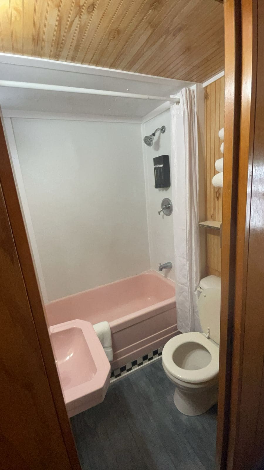 Un bagno piccolo ma funzionale con doccia, WC e lavandino.