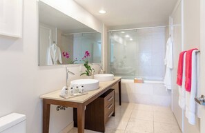 Baignoire, sèche-cheveux, serviettes fournies