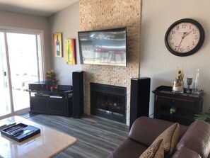 TV, peis, DVD-spiller og musikkbibliotek