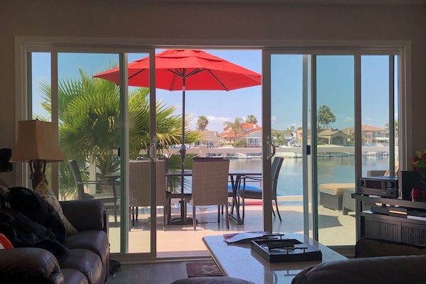 Televisie, een open haard, een dvd-speler en een muziekbibliotheek