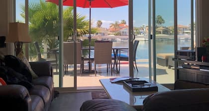 Discovery Bay Syvän veden koti lähellä laukaisua ja venesatamaa.