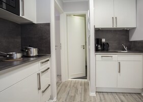 Wasserkocher mit Kaffee-/Teezubehör, Kühlschrank, Mikrowelle, Ofen