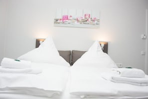 1 bedroom, hypo-allergenic bedding, laptop workspace, soundproofing