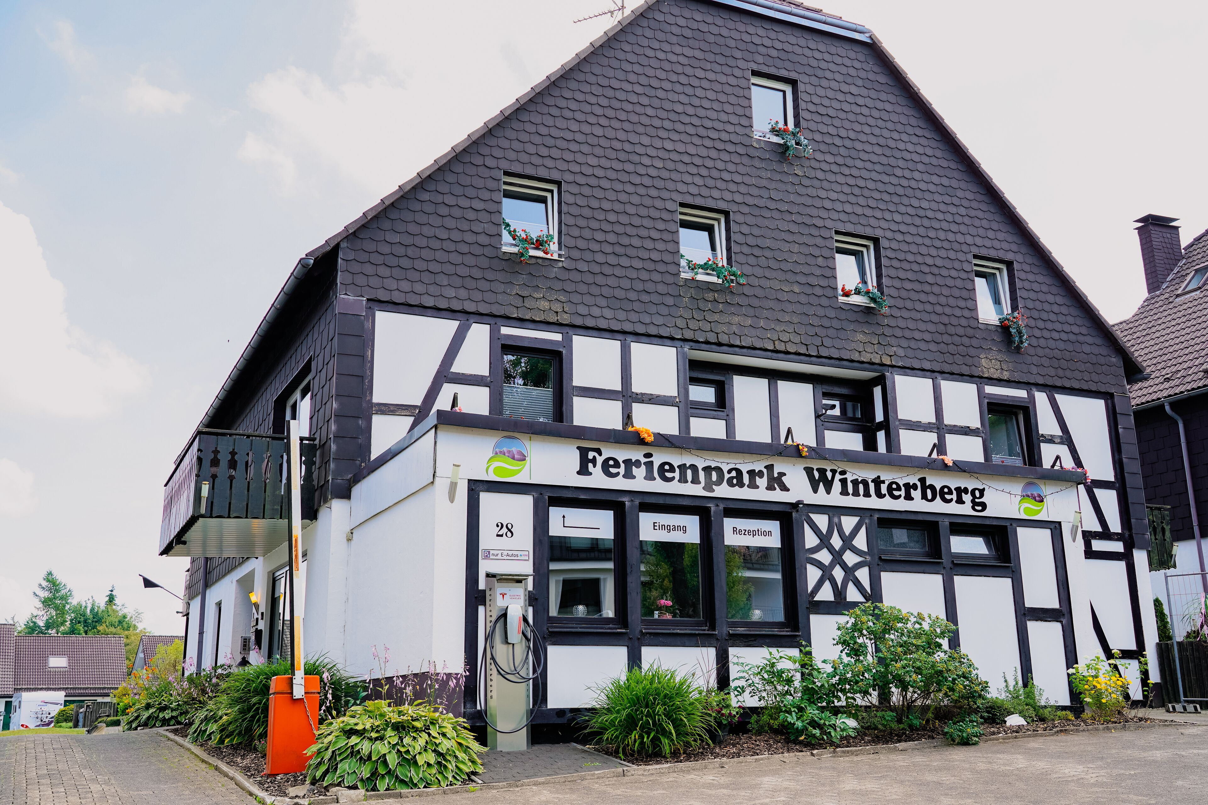 Ein traditionelles Gebäude mit einem Schild, auf dem 