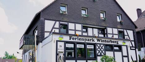 Ein traditionelles Gebäude mit einem Schild, auf dem