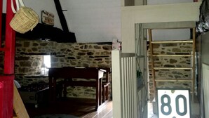 Ein mehrgeschossiges Zimmer mit Holzboden, einer erhöhten Ruhezone und einer Treppe.