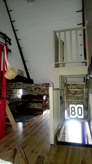 Interior - The Den Land and Sea 15km from Mont Saint Michel (Vieux-Viel)