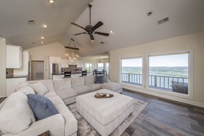 Smart TV, fireplace, DVD player, table tennis - Breathtaking Lakeview Home in Diamond Bluff (Quitman)