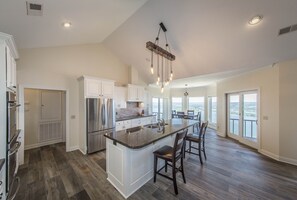 Fridge, microwave, oven, stovetop - Breathtaking Lakeview Home in Diamond Bluff (Quitman)