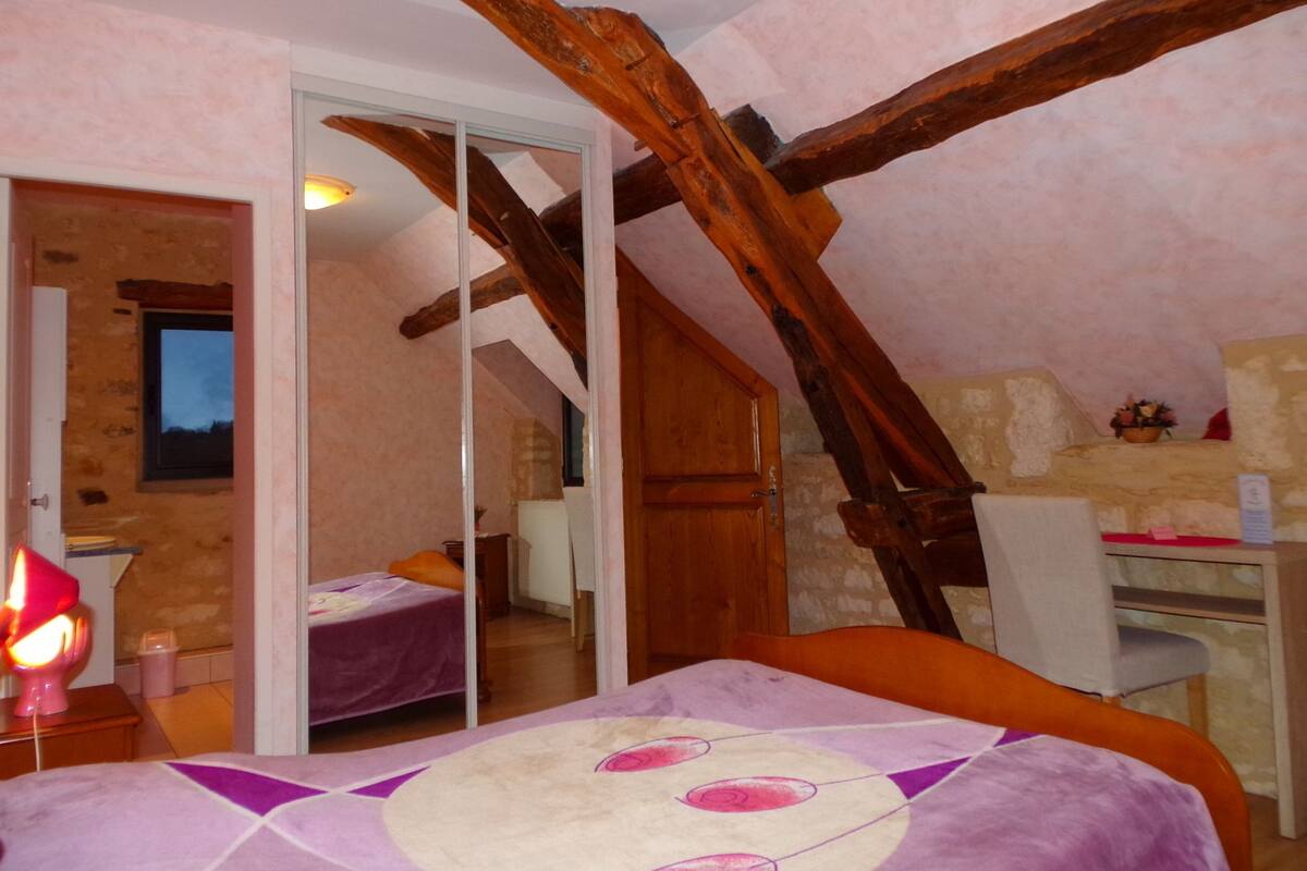 Habitación romántica | Escritorio, cortinas opacas, cunas (de pago) y wifi gratis