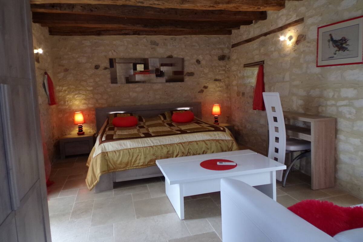 Habitación, planta baja (Ange) | Escritorio, cortinas opacas, cunas (de pago) y wifi gratis
