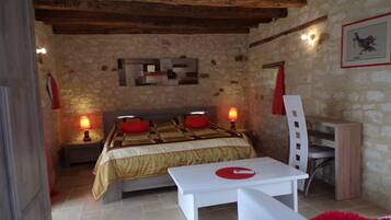 Room, Ground Floor (Ange) | Individually decorated, individually furnished, desk, blackout curtains