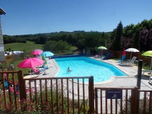 Piscine extérieure (ouverte en saison), parasols de plage