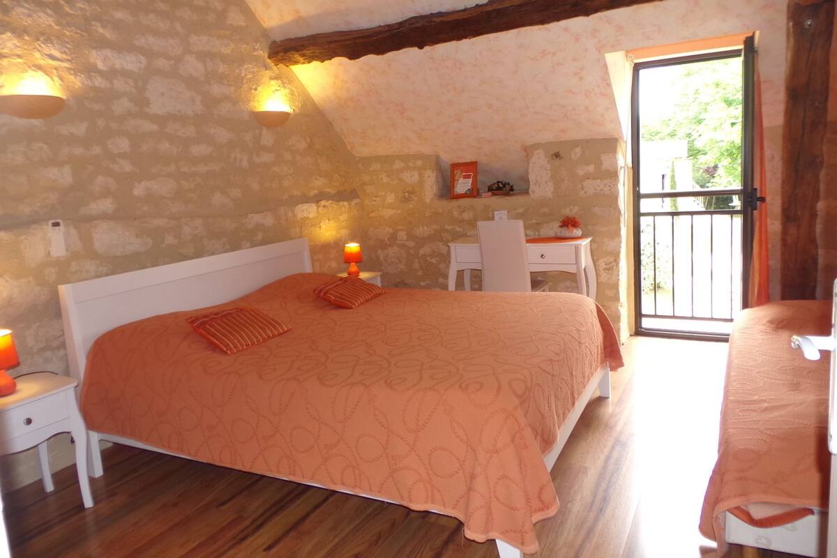 Escritorio, cortinas opacas, cunas (de pago) y wifi gratis
