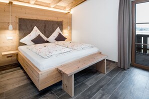2 bedrooms, iron/ironing board, Internet, bed sheets