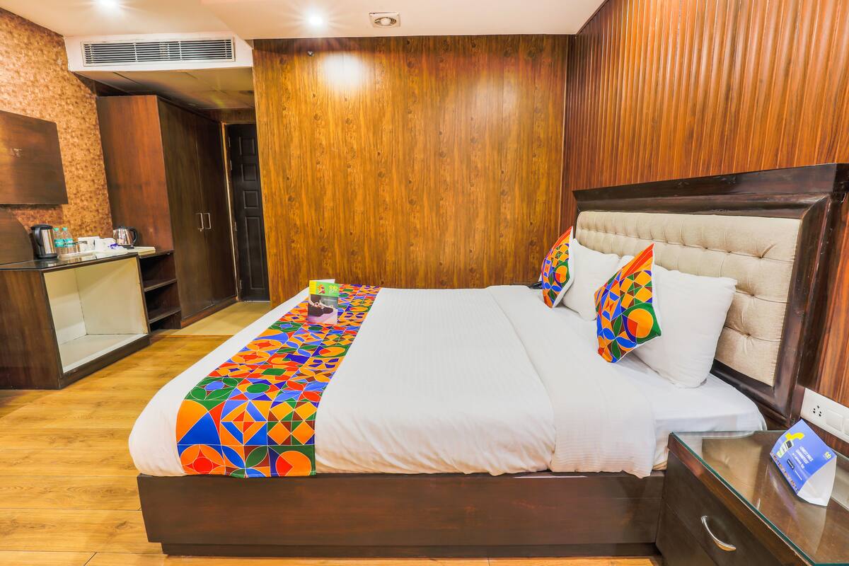 Deluxe Room | Desk, free WiFi