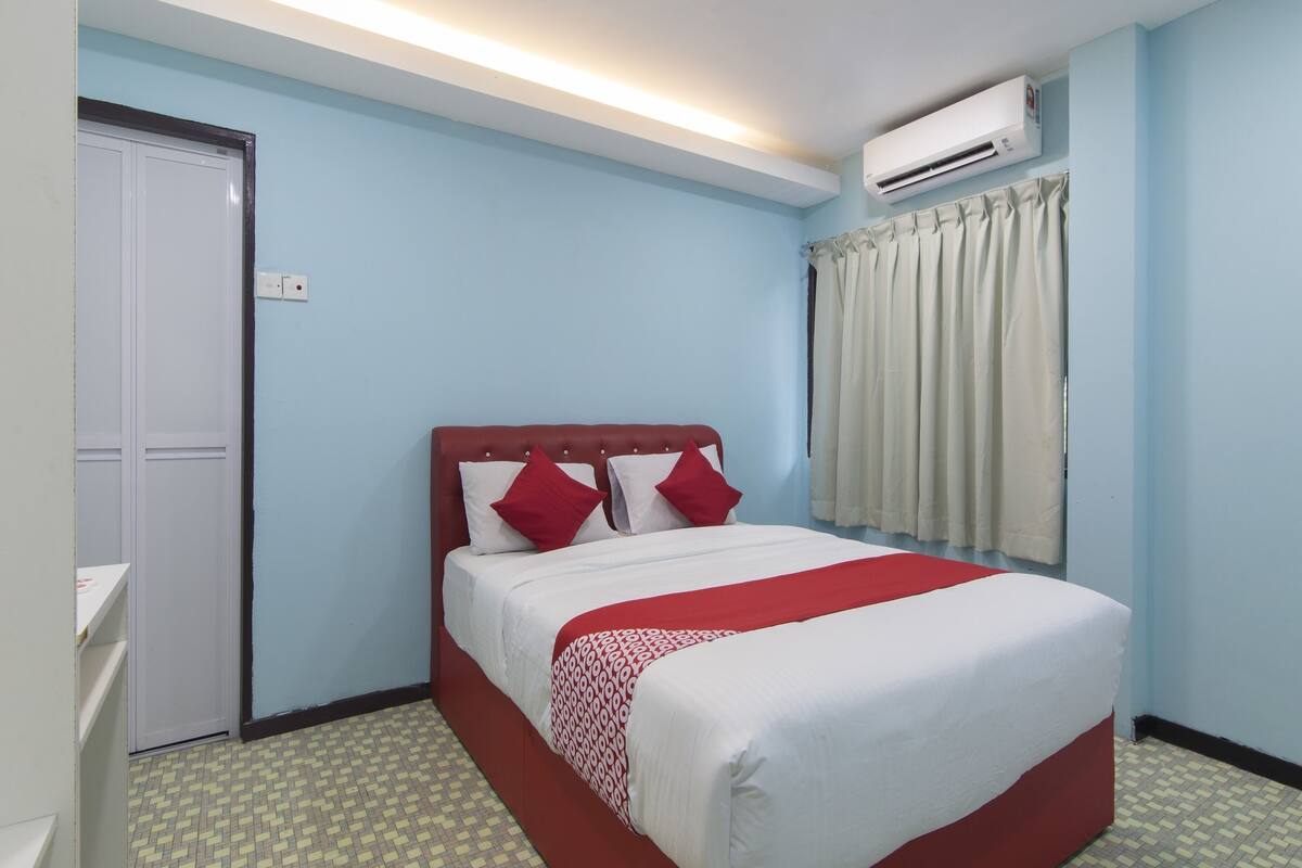 Desk, laptop workspace, free WiFi, bed sheets