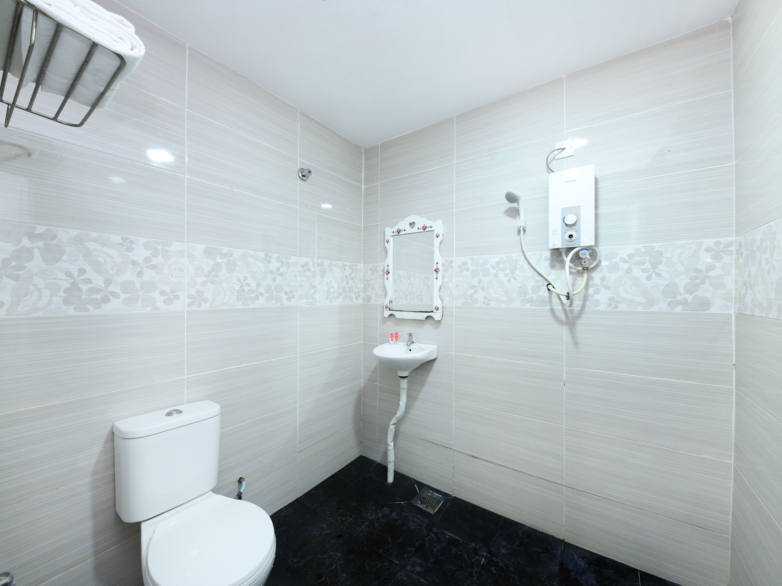 Deluxe Double Room, 1 Queen Bed | Bathroom | Shower, bidet, towels