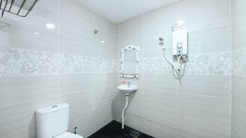 Deluxe Double Room, 1 Queen Bed | Bathroom | Shower, bidet, towels
