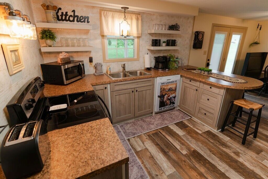 Coffee/tea maker, fridge, microwave, oven