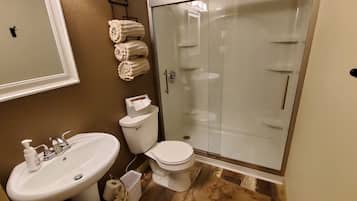 Banheira, toalhas de banho, sabonete, papel higiênico