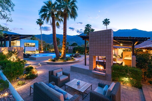 Piscine chauffée, chaises longues