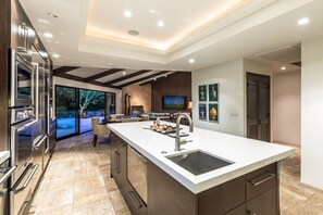 Réfrigérateur, four à micro-ondes, un four, surface de cuisson