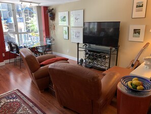 Smart TV - Private West Coast Townhouse in the Heart of Coal Harbour - Courtyard Secure (Vancouver)