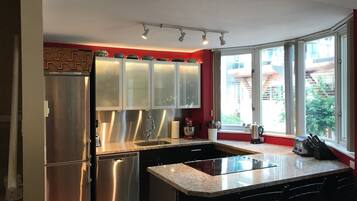 Geladeira, fogão, cooktop, lava-louças