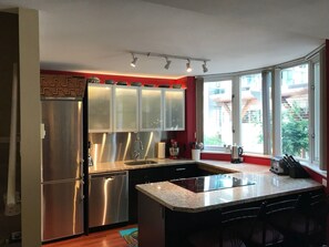 Réfrigérateur, un four, surface de cuisson, lave-vaisselle