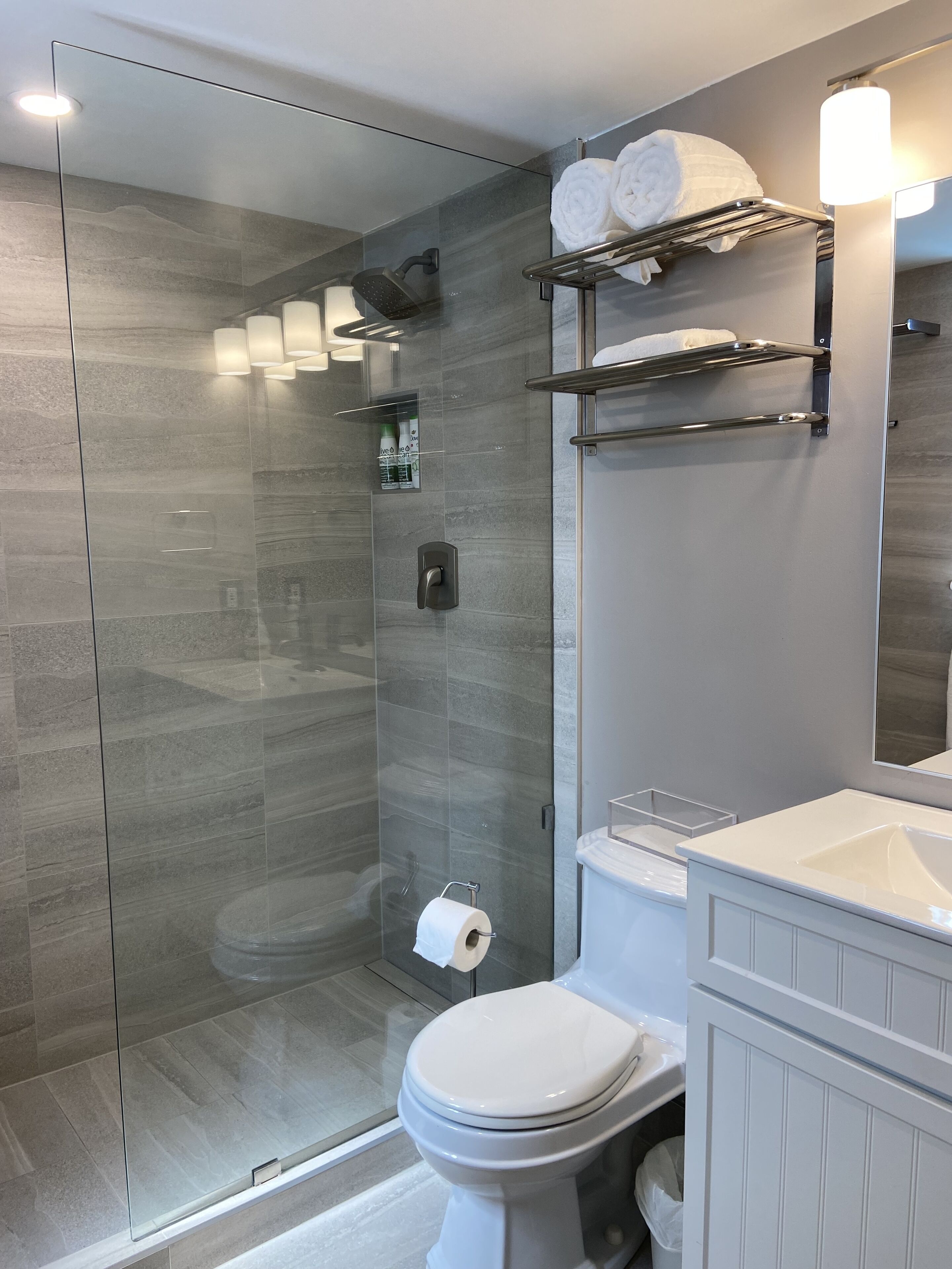 Combined shower/bathtub, hair dryer, towels, soap