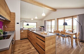 Kühlschrank, Ofen, Geschirrspüler, Wasserkocher mit Kaffee-/Teezubehör