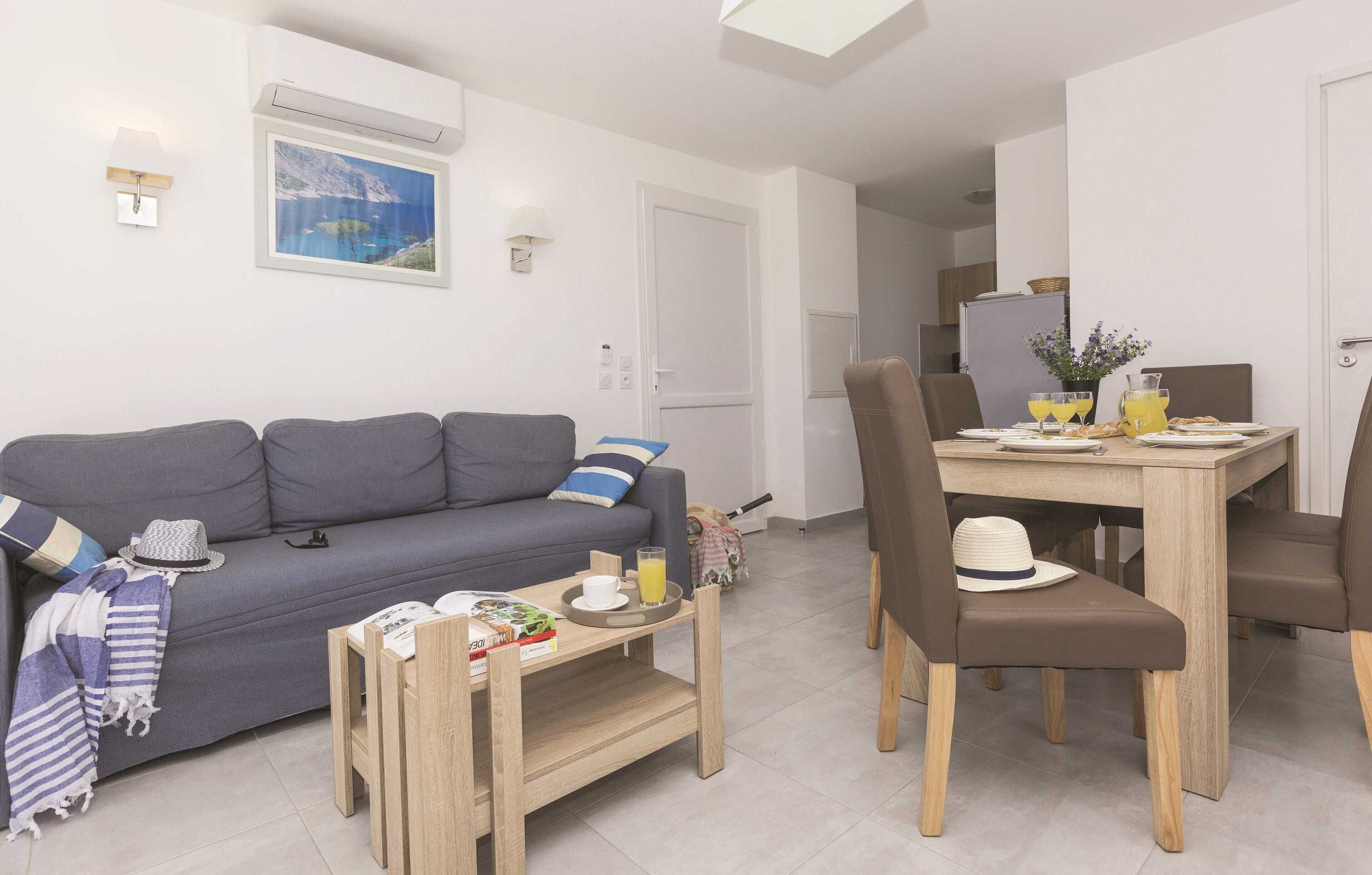 Living area | 30-inch TV with digital channels