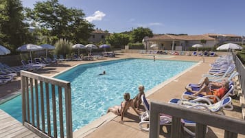 Una piscina al aire libre de temporada