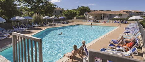 Una piscina al aire libre de temporada