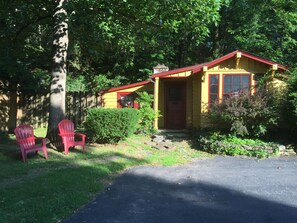 Exterior - Romantic, 1 bedroom cottage walking distance to downtown, pet friendly, private. (Eureka Springs)