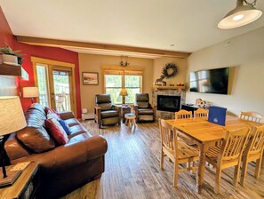 Een smart-tv en een open haard