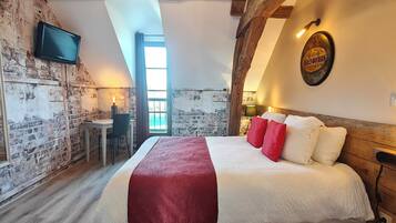 Standard Double Room, Private Bathroom, Garden View (LA GRAVELLE) | Individually decorated, individually furnished, desk, laptop workspace