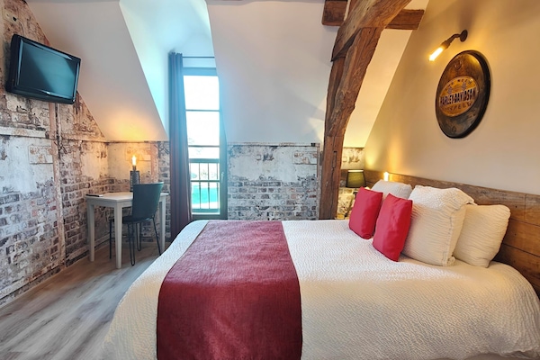 Standard Double Room, Private Bathroom, Garden View (LA GRAVELLE) | Dihias secara berasingan, dilengkapkan perabot secara berasingan, meja