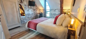 Standard Double Room, Private Bathroom, Garden View (LA GRAVELLE) | Individually decorated, individually furnished, desk, laptop workspace - L'etap'corteline (Saint-Remy)
